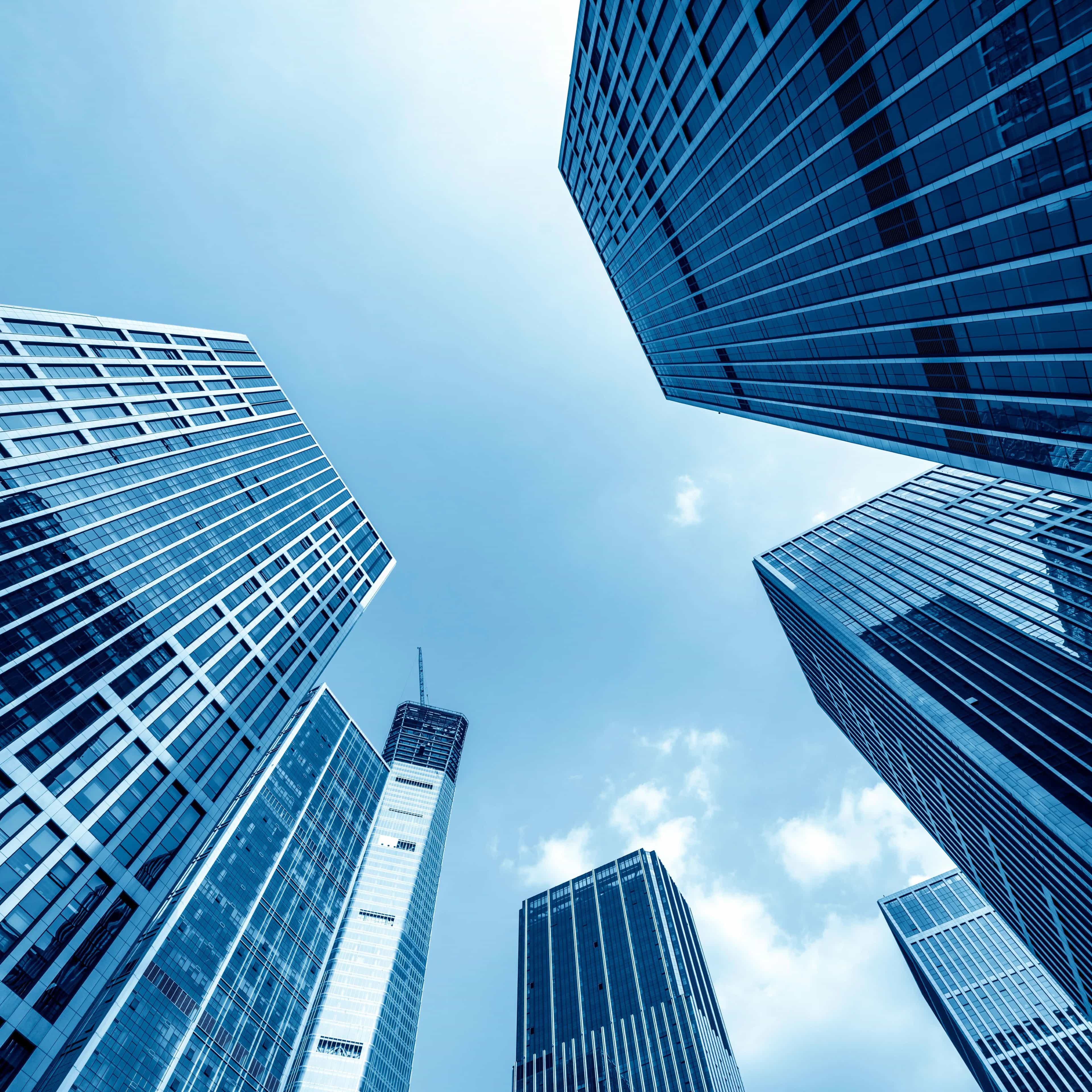 Moderne Wolkenkratzer ragen in den Himmel, symbolisieren urbanes Wachstum und architektonische Innovation.